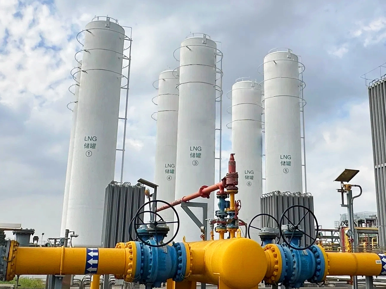 Industrial LNG Storage Tank Facility and Cryogenic Infrastructure